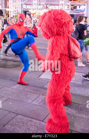 New York – Sept. 2014: kostümierte Superhelden und Kinder Charaktere Pose für Fotografien mit Touristen auf der 42nd Street, Times Sq Stockfoto