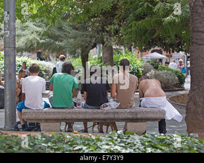 NEET jungen sitzen auf einer Bank in einem Park in Palma de Mallorca, Spanien Stockfoto