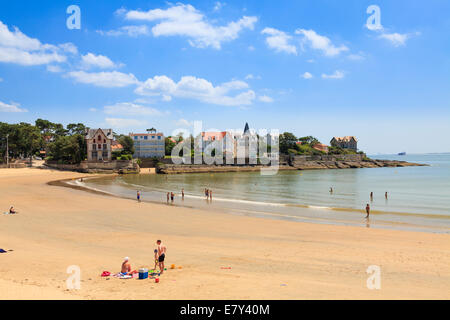 Familiengruppe am Strand von Saint Palais-Sur-Mer Bucht. Stockfoto