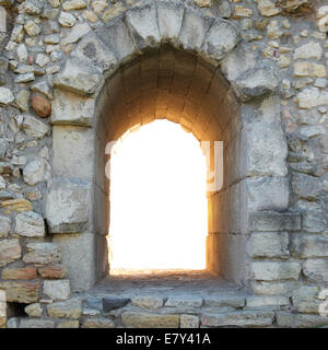 Beenden Sie in der alten Stadtmauer. Eingang ins Nirgendwo isoliert auf weißem Hintergrund Stockfoto
