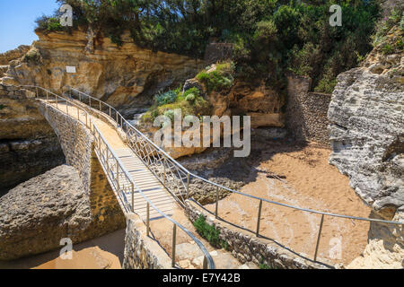 Die Emile Gaboriau Fußgängerbrücke an der Charente Maritime Küste von Saint Palais-Sur Mer Frankreich. Stockfoto