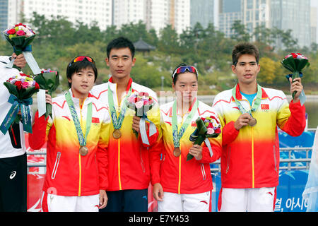 (140926)--INCHEON, 26. September 2014 (Xinhua)--Bronze Medaillenträger Athleten Chinas darstellen auf dem Podium bei der Verleihung der gemischten Endrunde der Triathlon-Event bei den 17. Asian Games in Incheon, Südkorea, 26. September 2014. (Xinhua/Shen Bohan) (lz) Stockfoto