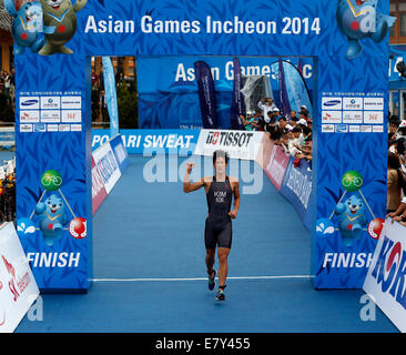 (140926)--INCHEON, 26. September 2014 (Xinhua)--Kim Jihwan von Südkorea kreuzen die Veredelung während der gemischten Endrunde der Triathlon-Event bei den 17. Asian Games in Incheon, Südkorea, 26. September 2014 Linie. Japan gewann die Goldmedaille. (Xinhua/Shen Bohan) (lz) Stockfoto