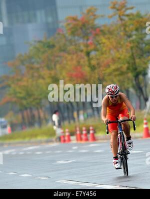 (140926)--INCHEON, 26. September 2014 (Xinhua)--Huang Yuting von China während der gemischten Endrunde der Triathlon-Event bei den 17. Asian Games in Incheon, Südkorea, 26. September 2014 konkurriert. China gewann die Bronzemedaille. (Xinhua/Gong Lei) (lz) Stockfoto