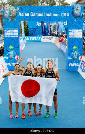 (140926)--INCHEON, 26. September 2014 (Xinhua)--Athleten von Japan zu feiern, nachdem der gemischten Endrunde der Triathlon-Event bei den 17. Asian Games in Incheon, Südkorea, 26. September 2014 ist. Japan gewann die Goldmedaille. (Xinhua/Shen Bohan) (lz) Stockfoto