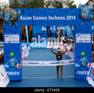 (140926)--INCHEON, 26. September 2014 (Xinhua)--Hododa Yuichi von Japan kreuzen die Veredelung während der gemischten Endrunde der Triathlon-Event bei den 17. Asian Games in Incheon, Südkorea, 26. September 2014 Linie. Japan gewann die Goldmedaille. (Xinhua/Shen Bohan) (lz) Stockfoto