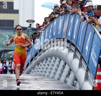 (140926)--INCHEON, 26. September 2014 (Xinhua)--Huang Yuting von China während der gemischten Endrunde der Triathlon-Event bei den 17. Asian Games in Incheon, Südkorea, 26. September 2014 konkurriert. China gewann die Bronzemedaille. (Xinhua/Gong Lei) (lz) Stockfoto