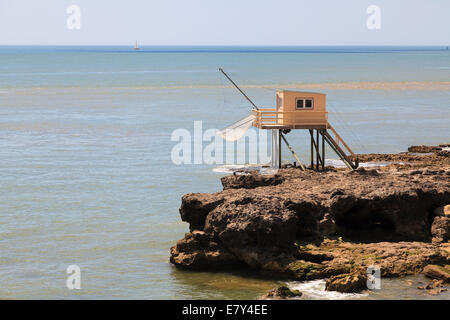 Traditionelle Fischer Hütten auf Stelzen mit Carrelets Netzen auf der Charente Maritime Frankreichs. Stockfoto