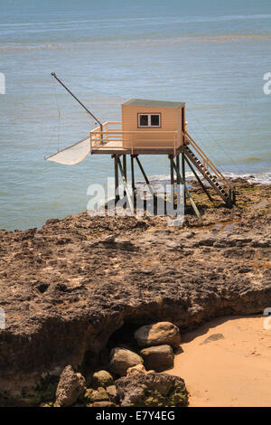 Traditionelle Fischer Hütten auf Stelzen mit Carrelets Netzen auf der Charente Maritime Frankreichs. Stockfoto