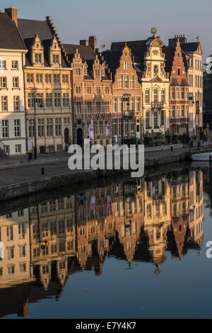 Einem schönen Sommermorgen in der mittelalterliche Abschnitt von Gent, Belgien Stockfoto