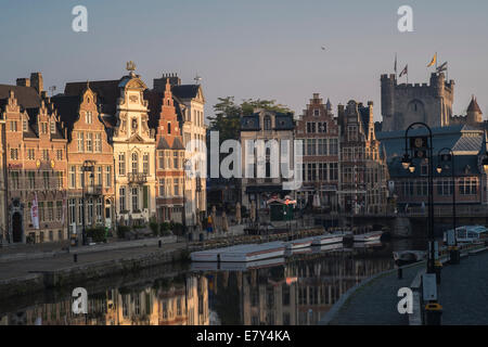 Einem schönen Sommermorgen in der mittelalterliche Abschnitt von Gent, Belgien Stockfoto