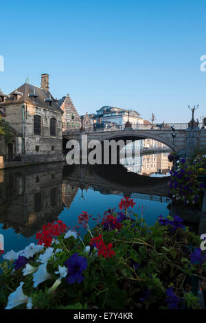 Einem schönen Sommermorgen in der mittelalterliche Abschnitt von Gent, Belgien Stockfoto