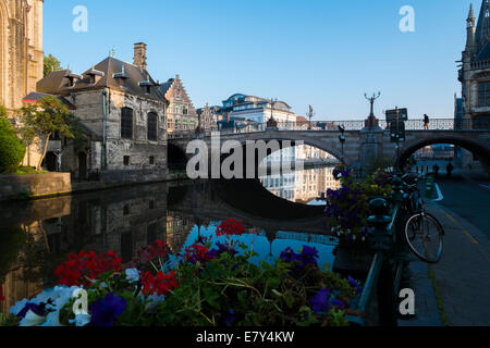 Einem schönen Sommermorgen in der mittelalterliche Abschnitt von Gent, Belgien Stockfoto