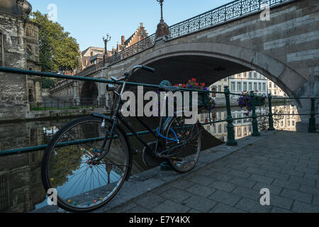 Einem schönen Sommermorgen in der mittelalterliche Abschnitt von Gent, Belgien Stockfoto