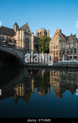 Einem schönen Sommermorgen in der mittelalterliche Abschnitt von Gent, Belgien Stockfoto