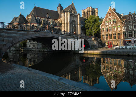 Einem schönen Sommermorgen in der mittelalterliche Abschnitt von Gent, Belgien Stockfoto