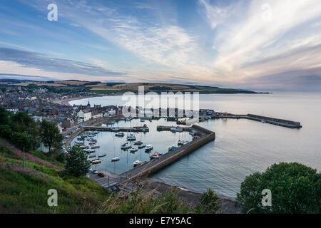 Stonehaven, Aberdeenshire Schottland bei Sonnenaufgang im August 2014. Blick auf das Meer und den Hafen nach Nordosten. Stockfoto