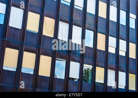 Architektonische Zusammenfassung der Fassade eines Bürogebäudes in Zürich, Schweiz Stockfoto