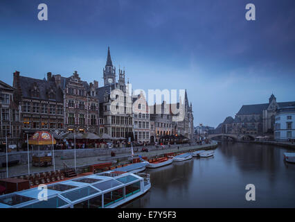 Abend am Ufer der Graslei, der mittelalterliche Abschnitt von Gent in Belgien Stockfoto