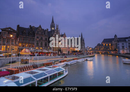 Abend am Ufer der Graslei, der mittelalterliche Abschnitt von Gent in Belgien Stockfoto