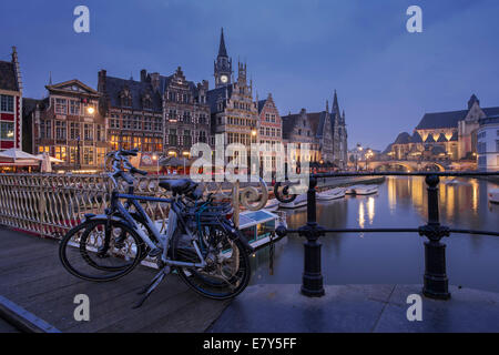 Abend am Ufer der Graslei, der mittelalterliche Abschnitt von Gent in Belgien Stockfoto