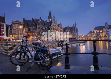 Abend am Ufer der Graslei, der mittelalterliche Abschnitt von Gent in Belgien Stockfoto