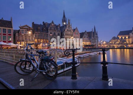 Abend am Ufer der Graslei, der mittelalterliche Abschnitt von Gent in Belgien Stockfoto