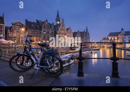 Abend am Ufer der Graslei, der mittelalterliche Abschnitt von Gent in Belgien Stockfoto