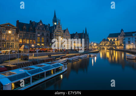 Abend am Ufer der Graslei, der mittelalterliche Abschnitt von Gent in Belgien Stockfoto