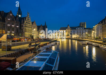 Abend am Ufer der Graslei, der mittelalterliche Abschnitt von Gent in Belgien Stockfoto