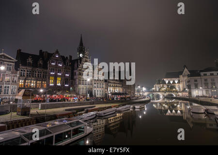 Abend am Ufer der Graslei, der mittelalterliche Abschnitt von Gent in Belgien Stockfoto