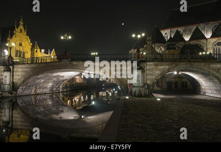 Abend am Ufer der Graslei, der mittelalterliche Abschnitt von Gent in Belgien Stockfoto