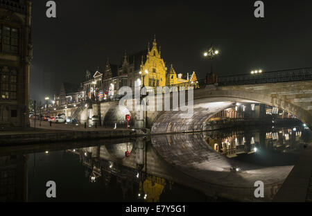 Abend am Ufer der Graslei, der mittelalterliche Abschnitt von Gent in Belgien Stockfoto