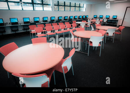 Unbesetzten Bibliothek mit Computer rund um die Wände bei Teddington Sixth Form College. Stockfoto