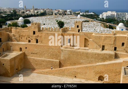 Der Wachturm von Monastir Ribat bietet einen weiten Blick von der Festung und Habib Bourguibas Mausoleum Stockfoto