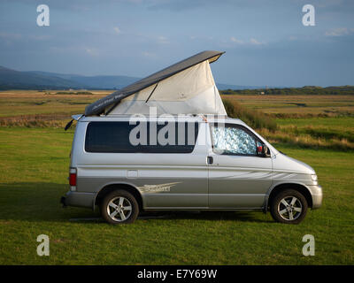 Mazda Bongo friedee Wohnmobil mit erhöhtem Dach Stockfoto