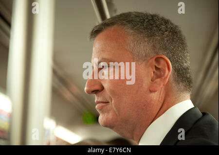 Manhattan, New York, USA. 25. Sep, 2014. Bürgermeister BILL DE BLASIO fährt die u-Bahn vom Rathaus zum Union Square und hält eine Verfügbarkeit im Transit District 4, Donnerstag, 25. September 2104. Bildnachweis: Bryan Smith/ZUMA Draht/Alamy Live-Nachrichten Stockfoto