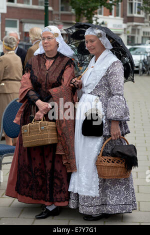 Frauen aus Scheveningen in traditionellen Kostümen Stockfoto