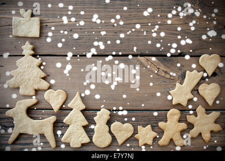 Ingwer Brot Cookies bauen einen Rahmen auf hölzernen Hintergrund im Schnee mit Textfreiraum Stockfoto