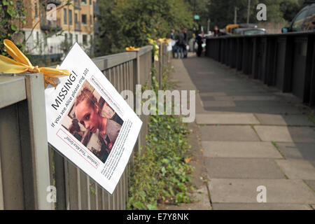 London, UK. 26. September 2014. "Fehlenden" Person Plakat an Trumpers Weg Brücke Hanwell gebunden, als Polizei Suche nach vermissten Schülerin Alice Gross, Hanwell, London weiter. Bildnachweis: Maurice Savage/Alamy Live-Nachrichten Stockfoto