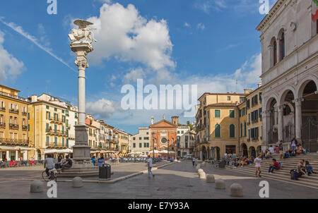 PADUA, Italien - 10. September 2014: Piazza dei Signori Square und st.-Markus-Spalte mit der Kirche San Clemente Stockfoto