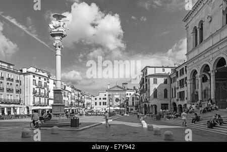 PADUA, Italien - 10. September 2014: Piazza dei Signori Square und st.-Markus-Spalte mit der Kirche San Clemente Stockfoto