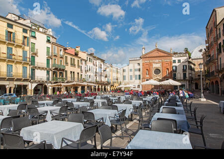 PADUA, Italien - 10. September 2014: Piazza dei Signori Platz mit der Kirche San Clemente im Hintergrund. Stockfoto