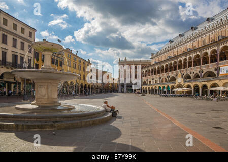 PADUA, Italien - 10. September 2014: Piazza Delle Erbe in der Abenddämmerung und Palazzo Ragione. Stockfoto