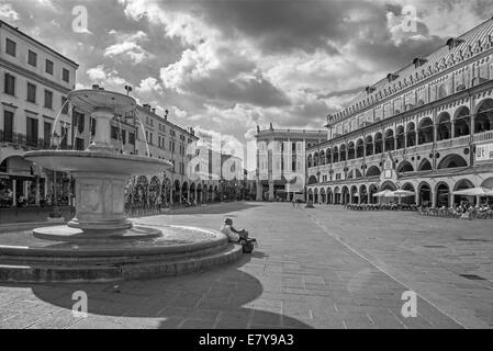 PADUA, Italien - 10. September 2014: Piazza Delle Erbe in der Abenddämmerung und Palazzo Ragione. Stockfoto