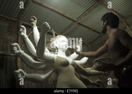 26. September 2014 - Dhaka, Bangladesch - ein Bangladeshi Künstler arbeitet auf einem Ton-Idol der hinduistischen Göttin Durga in Vorbereitung für die bevorstehende hinduistische Festival Durga Puja in alten Dhaka. Das jährliche Fünftage-hinduistische Festival verehrt die Göttin Durga, die Macht und den Sieg des guten über das Böse in der hinduistischen Mythologie symbolisiert. (Kredit-Bild: © Zakir Hossain Chowdhury/ZUMA Draht) Stockfoto