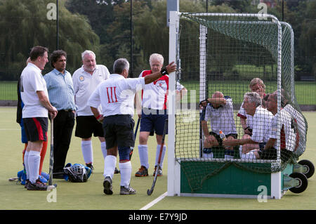 Veteran Hockeyspieler, eine Halbzeit Teamsitzung Stockfoto