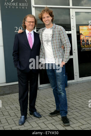 Maastricht, Niederlande. 25. Sep, 2014. Andre Rieu und sein Sohn Pierre posieren vor seinem Atelier in Maastricht, Niederlande, 25. September 2014. Der niederländische Geiger und seinem Johannes Strauss Orchester spielte Auszüge aus seinem Album "Eine Nacht in Venedig" (lit.) Eine Nacht in Venedig) vor internationalen Vertreter der Presse zum ersten Mal. Das Album erscheint am 31. Oktober 2014. Rieu am 01 Oktober seinen 65. Geburtstag feiern und seine Deutschland-Tournee im Januar 2015 beginnen. Foto: HORST OSSINGER, Dpa/Alamy Live-Nachrichten Stockfoto