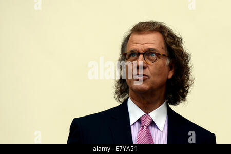 Maastricht, Niederlande. 25. Sep, 2014. Andre Rieu spricht in einem Interview auf dem Hof seines Schlosses in Maastricht, Niederlande, 25. September 2014. Der niederländische Geiger und seinem Johannes Strauss Orchester spielte Auszüge aus seinem Album "Eine Nacht in Venedig" (lit.) Eine Nacht in Venedig) vor internationalen Vertreter der Presse zum ersten Mal. Das Album erscheint am 31. Oktober 2014. Rieu am 01 Oktober seinen 65. Geburtstag feiern und seine Deutschland-Tournee im Januar 2015 beginnen. Foto: HORST OSSINGER, Dpa/Alamy Live-Nachrichten Stockfoto