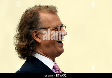 Maastricht, Niederlande. 25. Sep, 2014. Andre Rieu spricht in einem Interview auf dem Hof seines Schlosses in Maastricht, Niederlande, 25. September 2014. Der niederländische Geiger und seinem Johannes Strauss Orchester spielte Auszüge aus seinem Album "Eine Nacht in Venedig" (lit.) Eine Nacht in Venedig) vor internationalen Vertreter der Presse zum ersten Mal. Das Album erscheint am 31. Oktober 2014. Rieu am 01 Oktober seinen 65. Geburtstag feiern und seine Deutschland-Tournee im Januar 2015 beginnen. Foto: HORST OSSINGER, Dpa/Alamy Live-Nachrichten Stockfoto